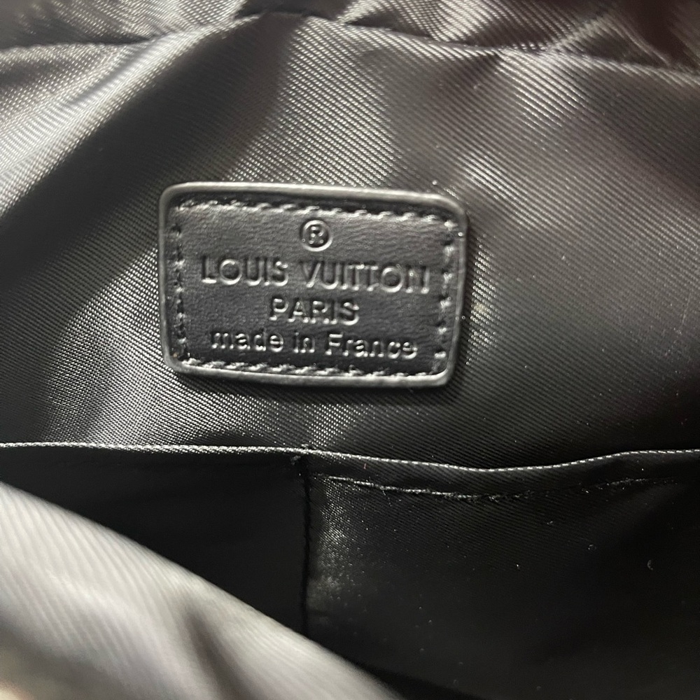 Louis Vuitton Black Messenger Bag with Monogram Design - Picture 4 of 7